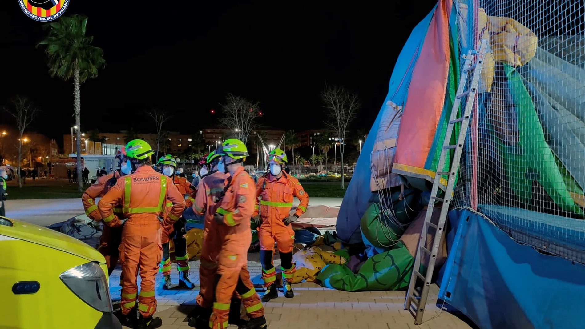 Los bomberos en el lugar de los hechos tras el accidente del castillo hinchable