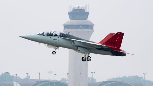 Imagen del primer vuelo del T-7A Red Hawk de la US Air Force