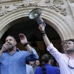 El presidente de VOX, Santiago Abascal (i), durante un acto de precampaña electoral en la plaza San Marcelo de León, a 29 de junio de 2023, en León, Castilla y León (España). Durante esta semana, el candidato de VOX a la presidencia del Gobierno para las elecciones generales del 23 de julio, visita varias ciudades de Castilla y León para celebrar actos de precampaña electoral. Antes de participar en este mitin de León, asistió a un acto en Salamanca.