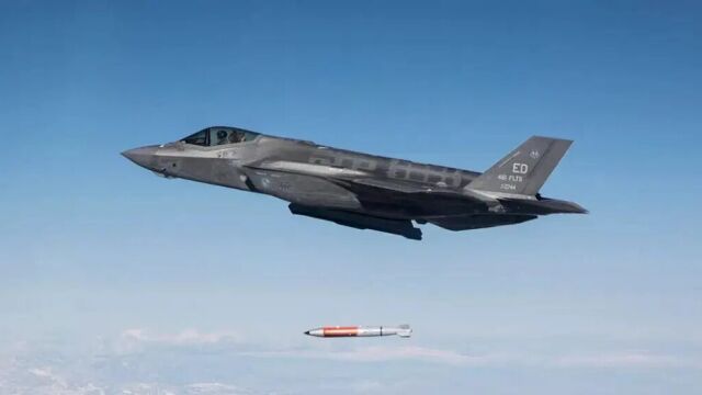 Prueba de lanzamiento de una bomba B-61 desde la bodega de un F-35A durante un ejercicio