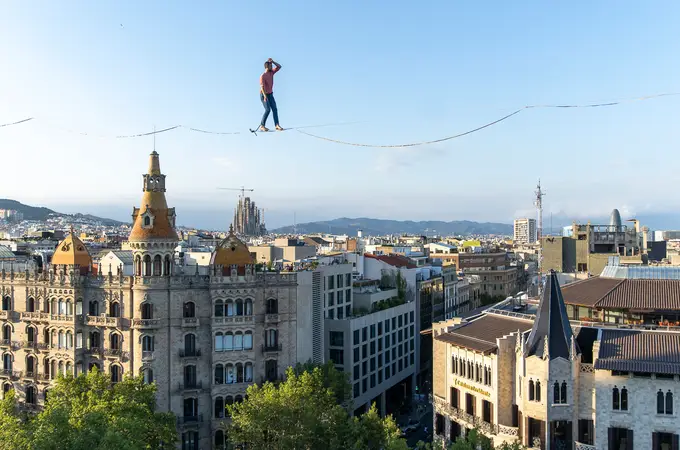 El mejor funambulista del mundo cruza Barcelona a 70 metros de altura