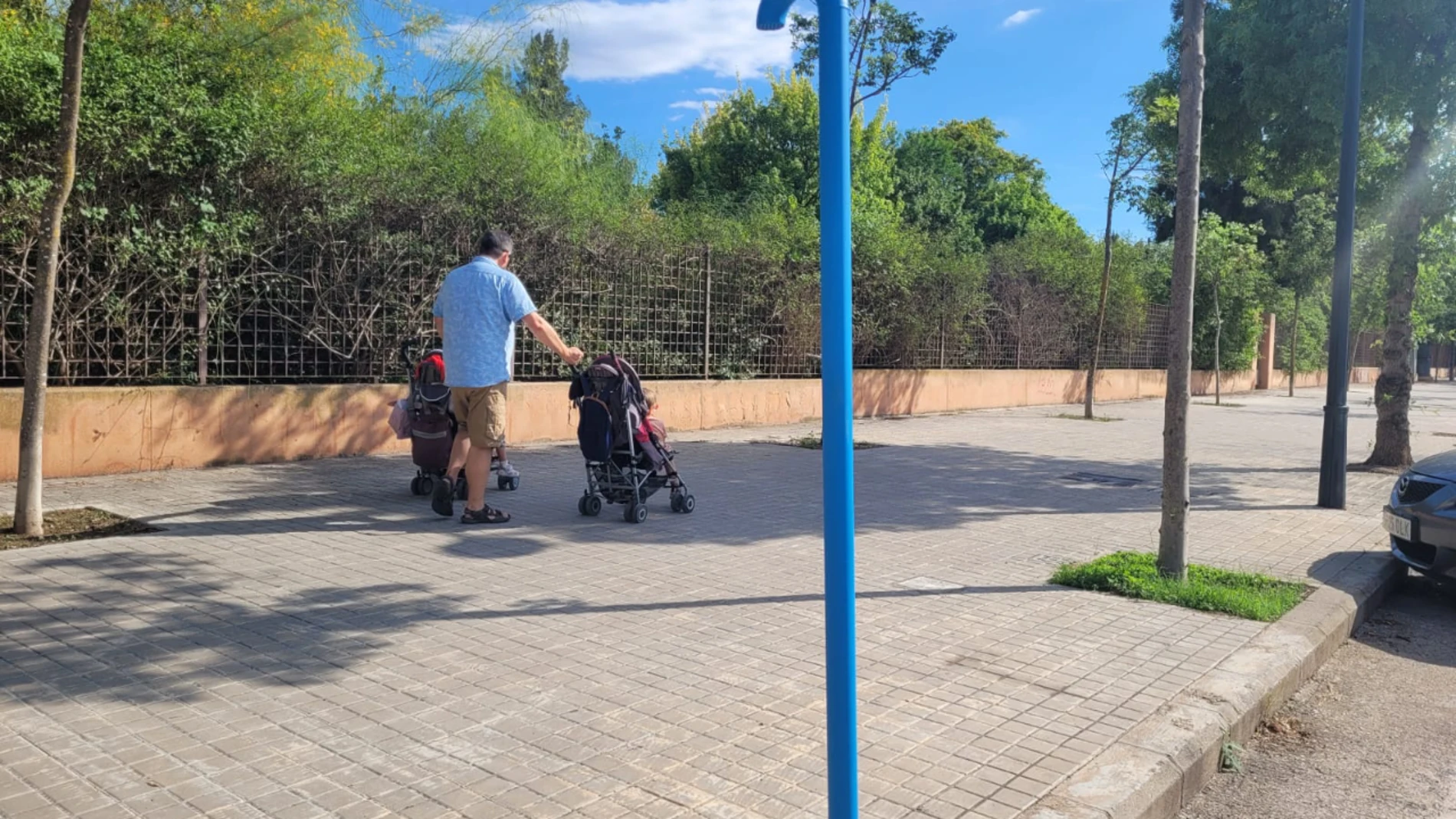 El Ayuntamiento de Valencia explica para qué sirven los bastones azules de las aceras