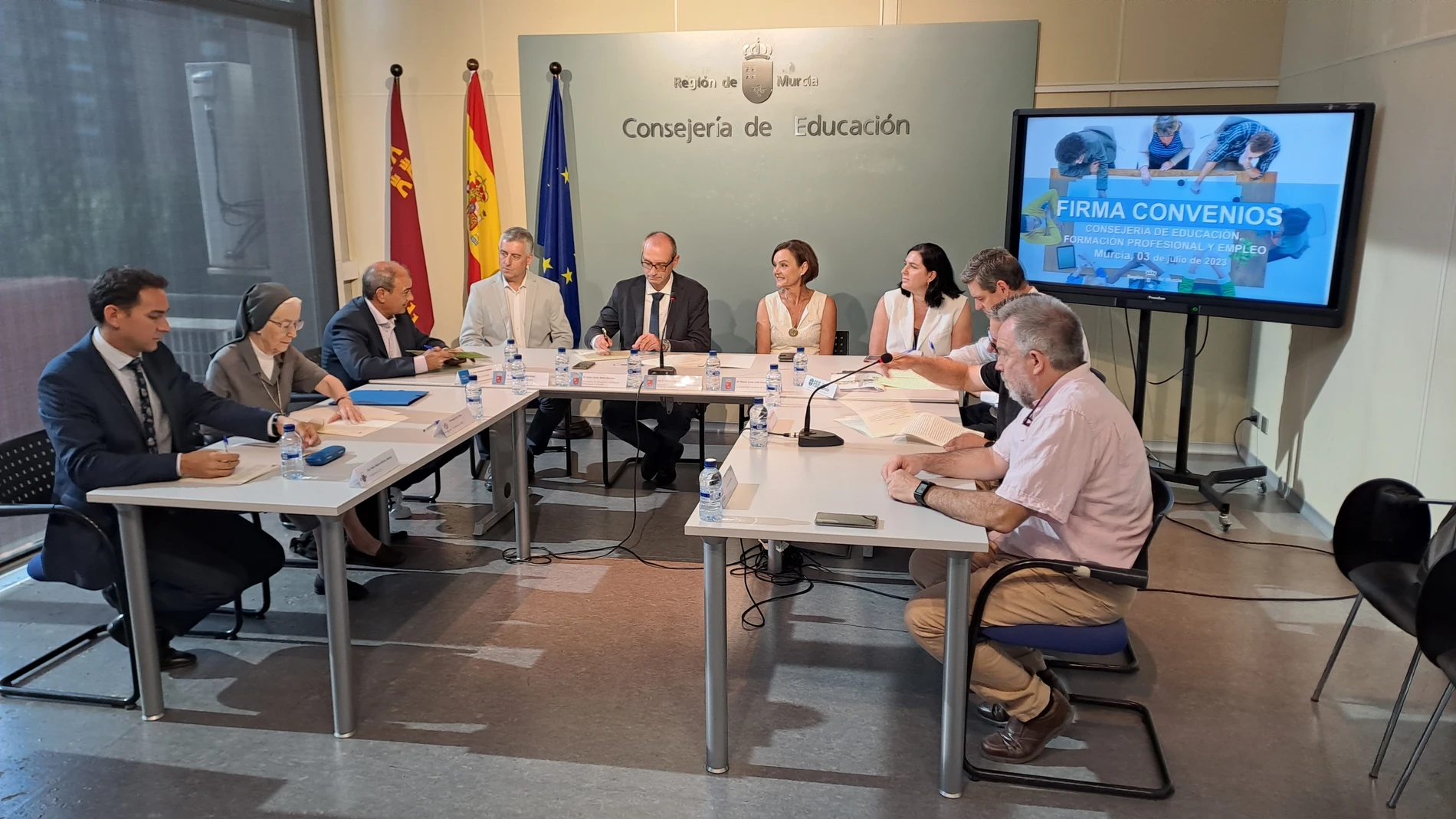Imagen de la firma de los convenios