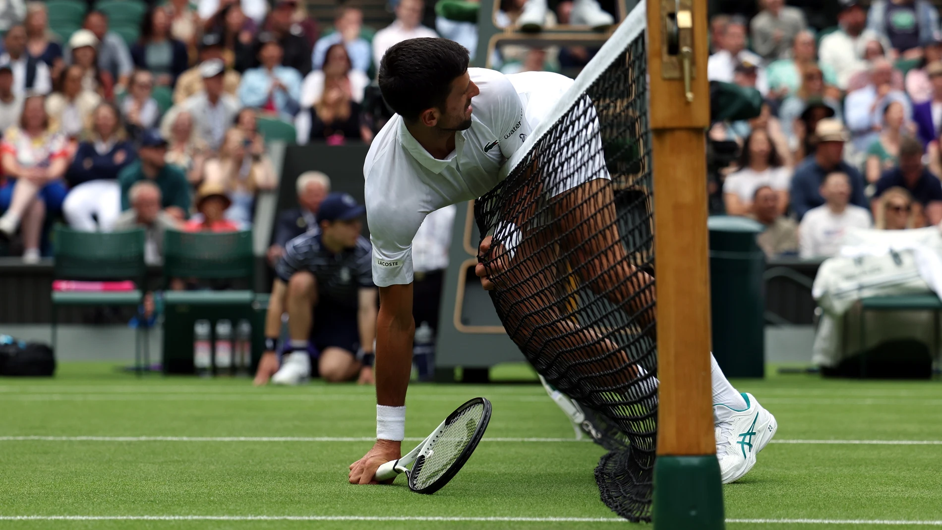 Wimbledon (United Kingdom), 03/07/2023.- Novak Djokovic of Serbia falls over the net as he plays Pedro Cachin of Argentina in their 1st round match at the Wimbledon Championships, Wimbledon, Britain, 03 July 2023. (Tenis, Reino Unido) EFE/EPA/NEIL HALL EDITORIAL USE ONLY EDITORIAL USE ONLY 
