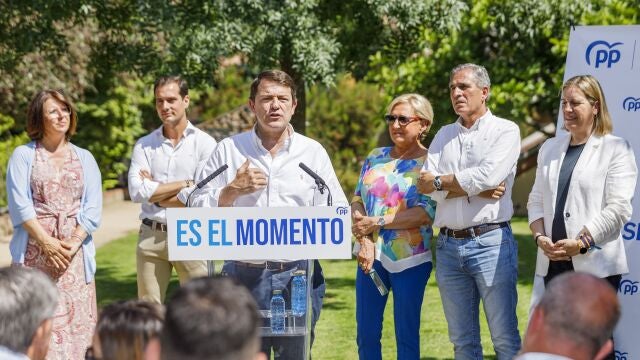 El presidente del Partido Popular de Castilla y León, Alfonso Fernández Mañueco (3I), junto a la presidenta del PP de Segovia y número 1 al Senado, Paloma Sanz (3D); el cabeza de lista al Congreso, Pablo Pérez (2I), la nuemero 2 al congreso, María Cuesta (I); y los candidatos 2 y 3 al senado Juan José Sanz Vitorio (2D), y Maria Angeles García (3D); clausuran un acto público con los candidatos de la formación en Segovia para las generales del 23 de julio
