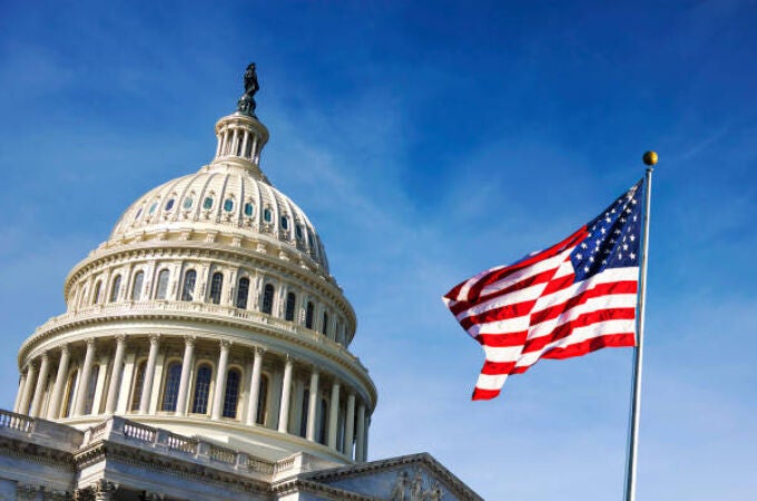 La bandera de Estados Unidos ondea al viento