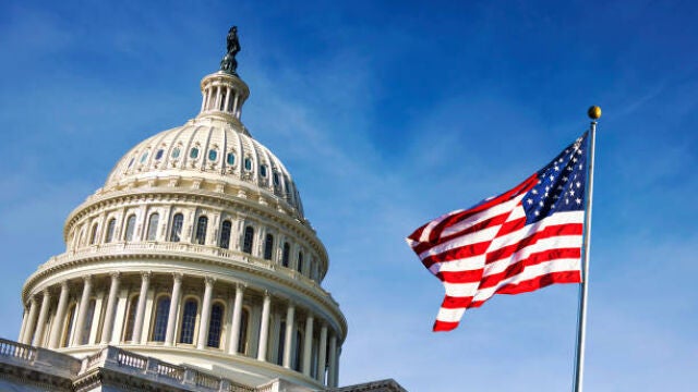 La bandera de Estados Unidos ondea al viento