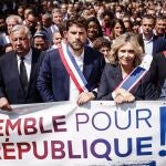  L'Hay-les-Roses mayor Vincent Jeanbrun (C), flanked by French Senate President Gerard Larcher (2-L) and Ile-de-France Regional Council President Valerie Pecresse (2-R), hold a banner reading 'Together for the Republic' during a citizen rally following the attack on his house in L'Hay-les-Roses, south of Paris, France, 03 July 2023. France Mayors Association (Association des maires de France) called on the country's mayors, members of the public and elected officials to hold anti-violence rallies in front of town halls after days of violent protests following the fatal shooting of a teenager in Nanterre during a police traffic stop. (Atentado, Protestas, Disturbios, Francia) 
