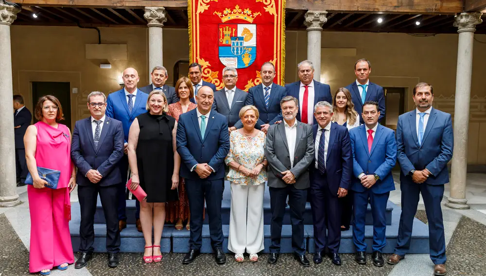 De Vicente junto con parte del pleno y autoridades