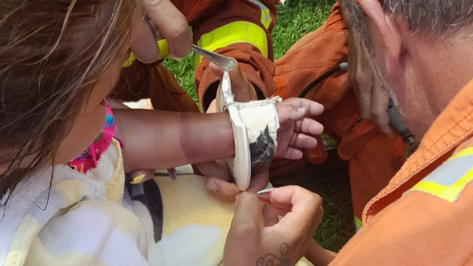 La niña, liberada de la piscina, pero con la tubería aún en el brazo