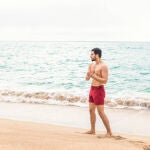 Un hombre pasea por la playa