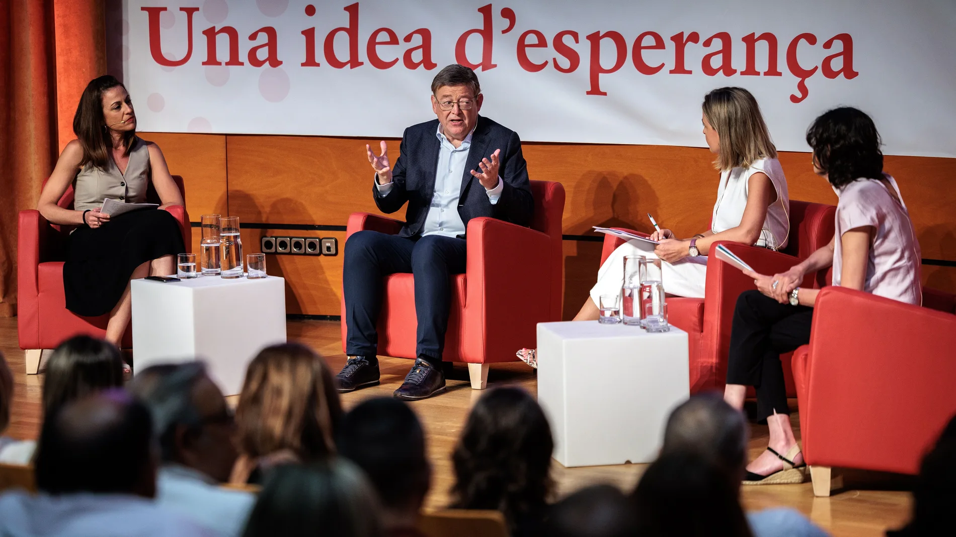 De izquierda a derecha, la periodista de La Razón, Ana Garrido; el presidente Puig y las periodistas Ana Matamales y Ana Talens 