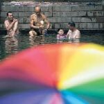 Residentes se refrescan en un baño público de Pekín
