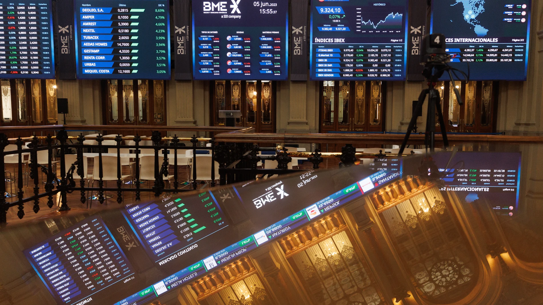 Economía/Bolsa.- El Ibex 35 cae un 0,58% y cede los 9.600 puntos sin la referencia de Wall Street por festivo