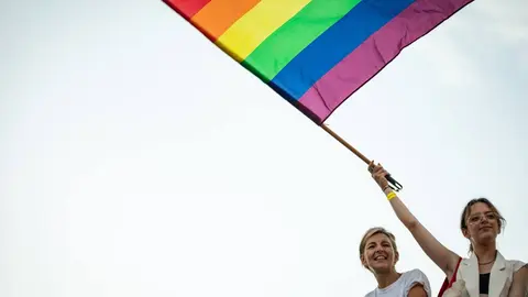 La vicepresidenta Yolanda Díaz y la portavoz de feminismos de Sumar, Elisabeth Duval, este sábado en la manifestación del Orgullo en Madrid