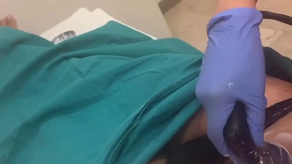 María Pombo muestra la cicatriz de su cesárea