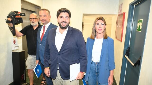 El presidente de la Comunidad en funciones, Fernando López Miras, y los diputados Joaquín Segado y Mari Carmen Ruiz momentos antes de entrar a la reunión mantenida con VOX en la Asamblea Regional