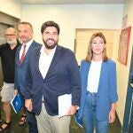 El presidente de la Comunidad en funciones, Fernando López Miras, y los diputados Joaquín Segado y Mari Carmen Ruiz momentos antes de entrar a la reunión mantenida con VOX en la Asamblea Regional