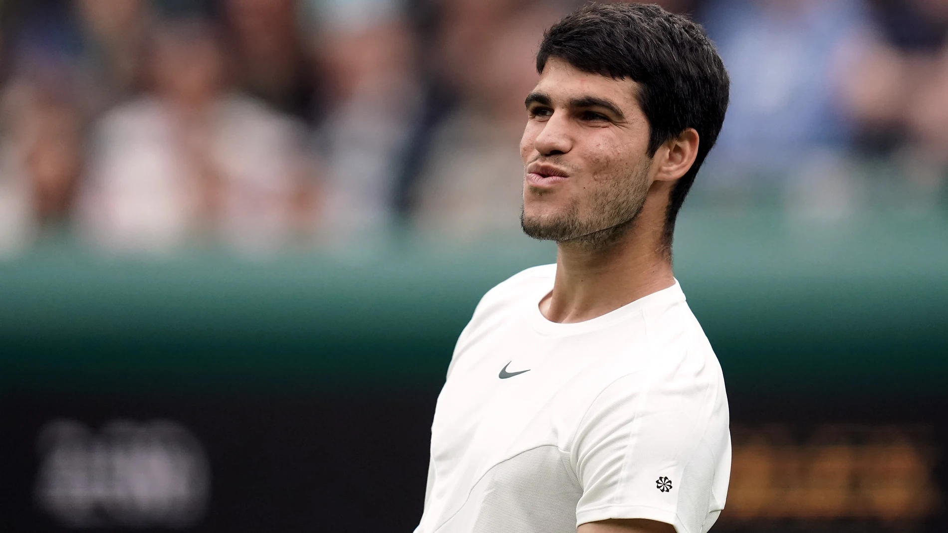 04 July 2023, United Kingdom, London: Spanish tennis player Carlos Alcaraz reacts his men's singles match against France's Jeremy Chardy on day two of the 2023 Wimbledon Tennis tournament at the All England Lawn Tennis and Croquet Club. Photo: Victoria Jones/PA Wire/dpa 04/07/2023 ONLY FOR USE IN SPAIN