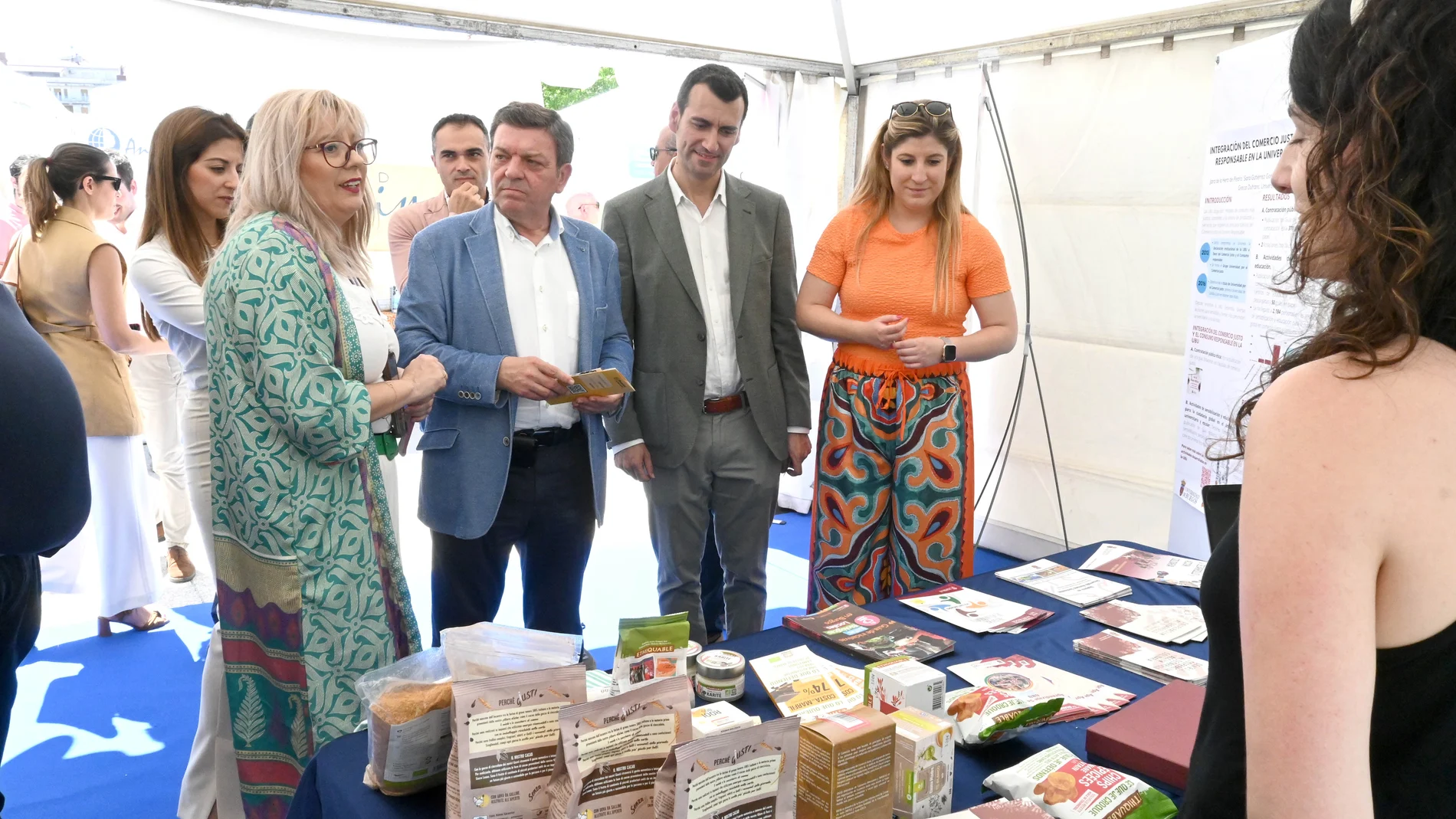 Luis Miguel González Gago visita las carpas presentes en el la primera edición de "Coodefest"