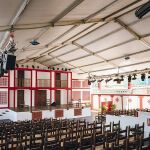 Una inmobiliaria regala entradas de teatro a los miembros de mesas electorales en Madrid