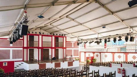 Una inmobiliaria regala entradas de teatro a los miembros de mesas electorales en Madrid