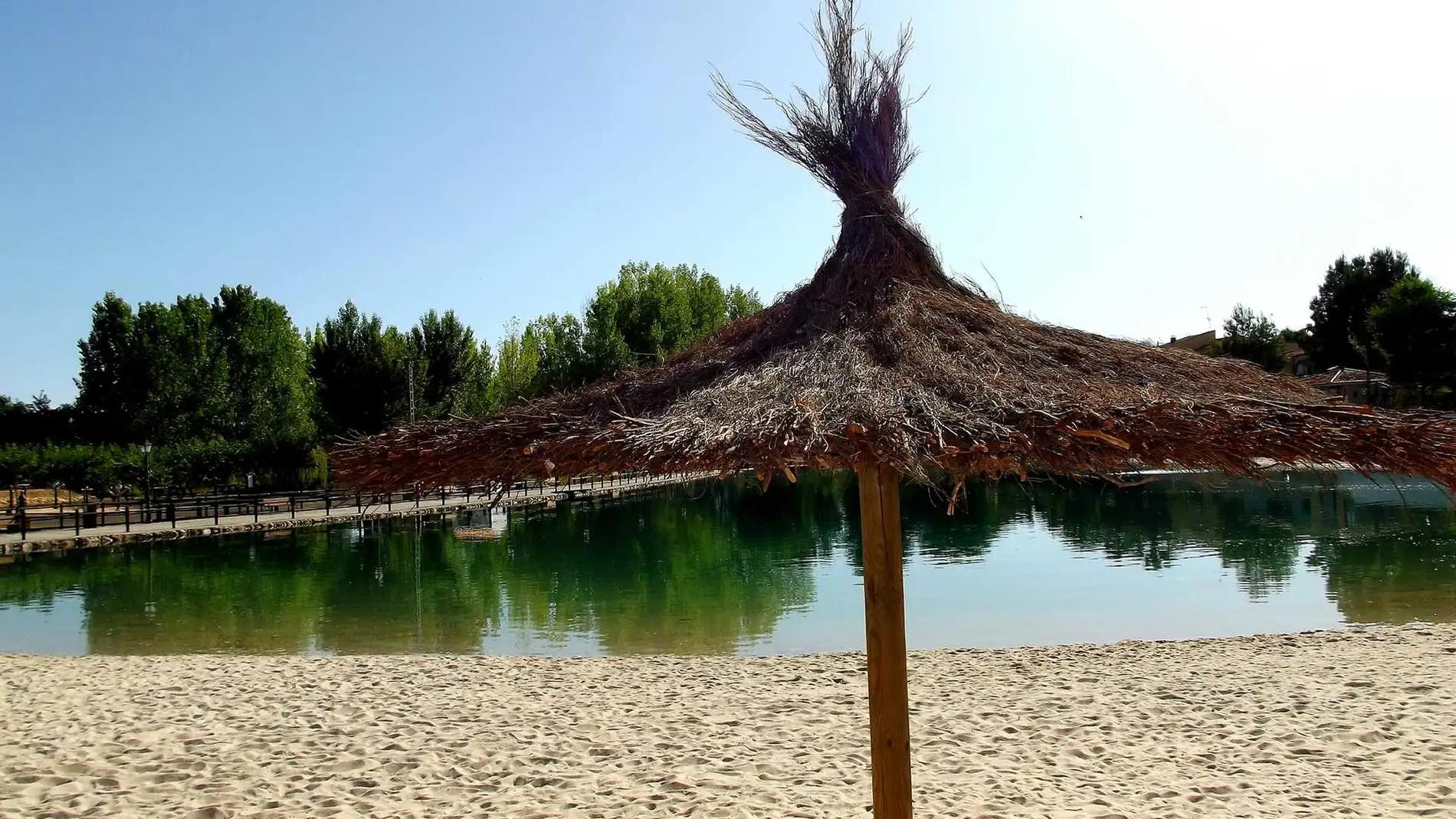 El lago Playamonte está situado en Navarrés