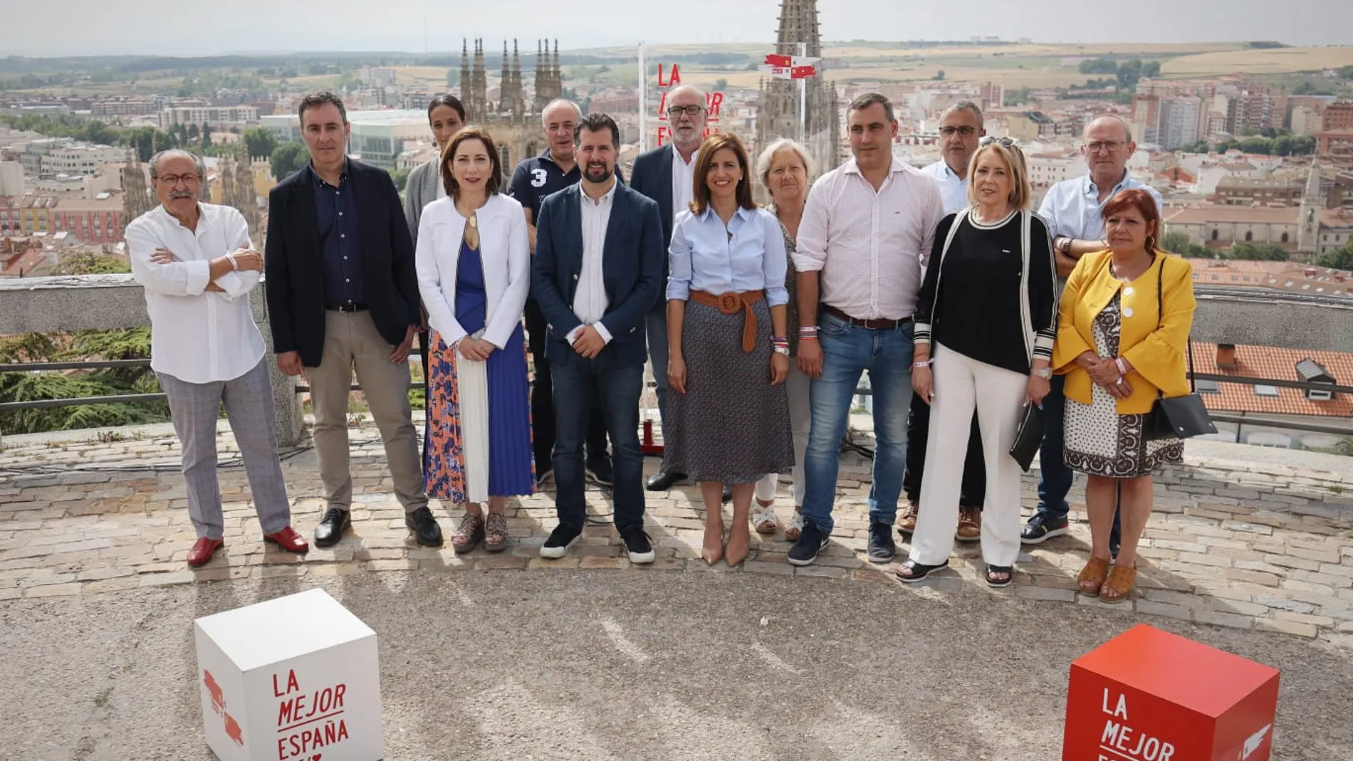 Foto de familia de Tudanca con los candidatos al Congreso y el Senado del PSOE por Burgos