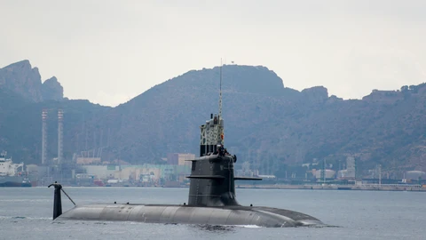 El submarino S-81 Isaac Peral hoy durante las pruebas de mar en la bahía de Cartagena