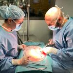 Momento de la cirugía en el Hospital Clinic de Barcelona