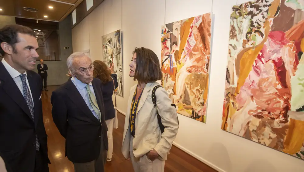 Carlos Zurita y Rafael Benjumea conversan con la pintora Silvia Olabarría