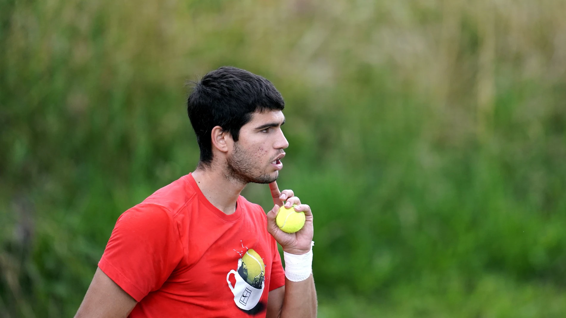 05 July 2023, United Kingdom, London: Spanish tennis player Carlos Alcaraz on the practice courts on day three of the 2023 Wimbledon Championships at the All England Lawn Tennis and Croquet Club in Wimbledon. Photo: Victoria Jones/PA Wire/dpa 05/07/2023 ONLY FOR USE IN SPAIN