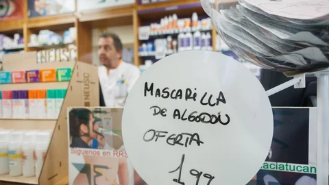 Mascarillas a la venta en una farmacia de Madrid