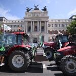 Economía.-(AMP) Agricultores reclaman con una tractorada frente al Ministerio de Agricultura apoyo contra la sequía