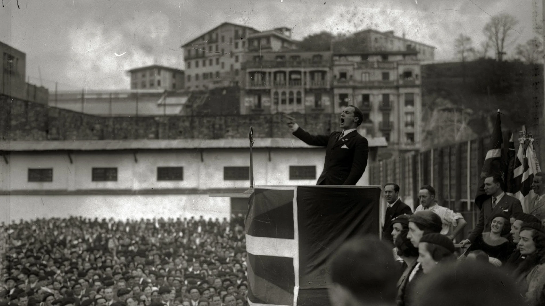 José Antonio Aguirre, líder del PNV, durante un mitin en San Sebastián