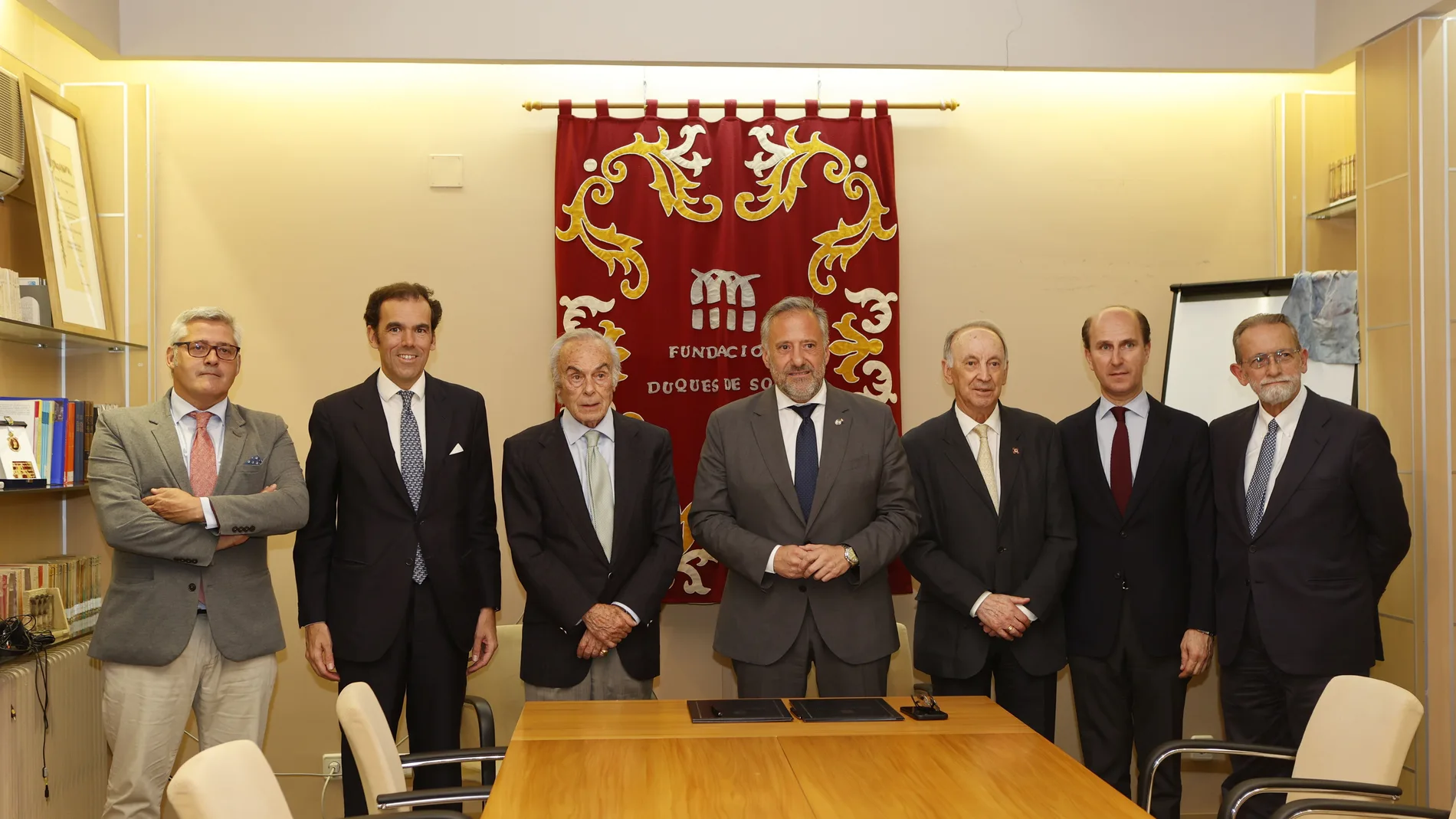 El presidente de las Cortes, Carlos Pollán, firma el convenio de colaboración entre la Fundación Castilla y León y la Fundación Duques de Soria de Ciencia y Cultura Hispánica, y asiste a la apertura del año académico de la Fundación.