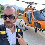 Selfie de Jorge Ponce, a lo Carlos Herrera, ante el helicóptero de C's del que acaba de apearse