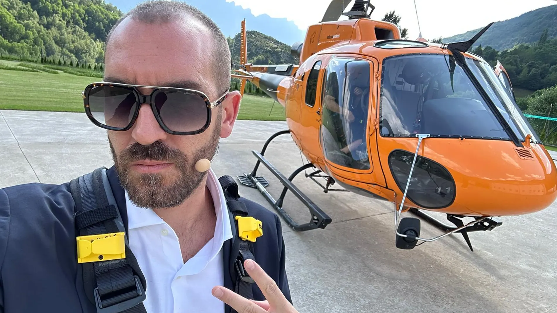 Selfie de Jorge Ponce, a lo Carlos Herrera, ante el helicóptero de C's del que acaba de apearse