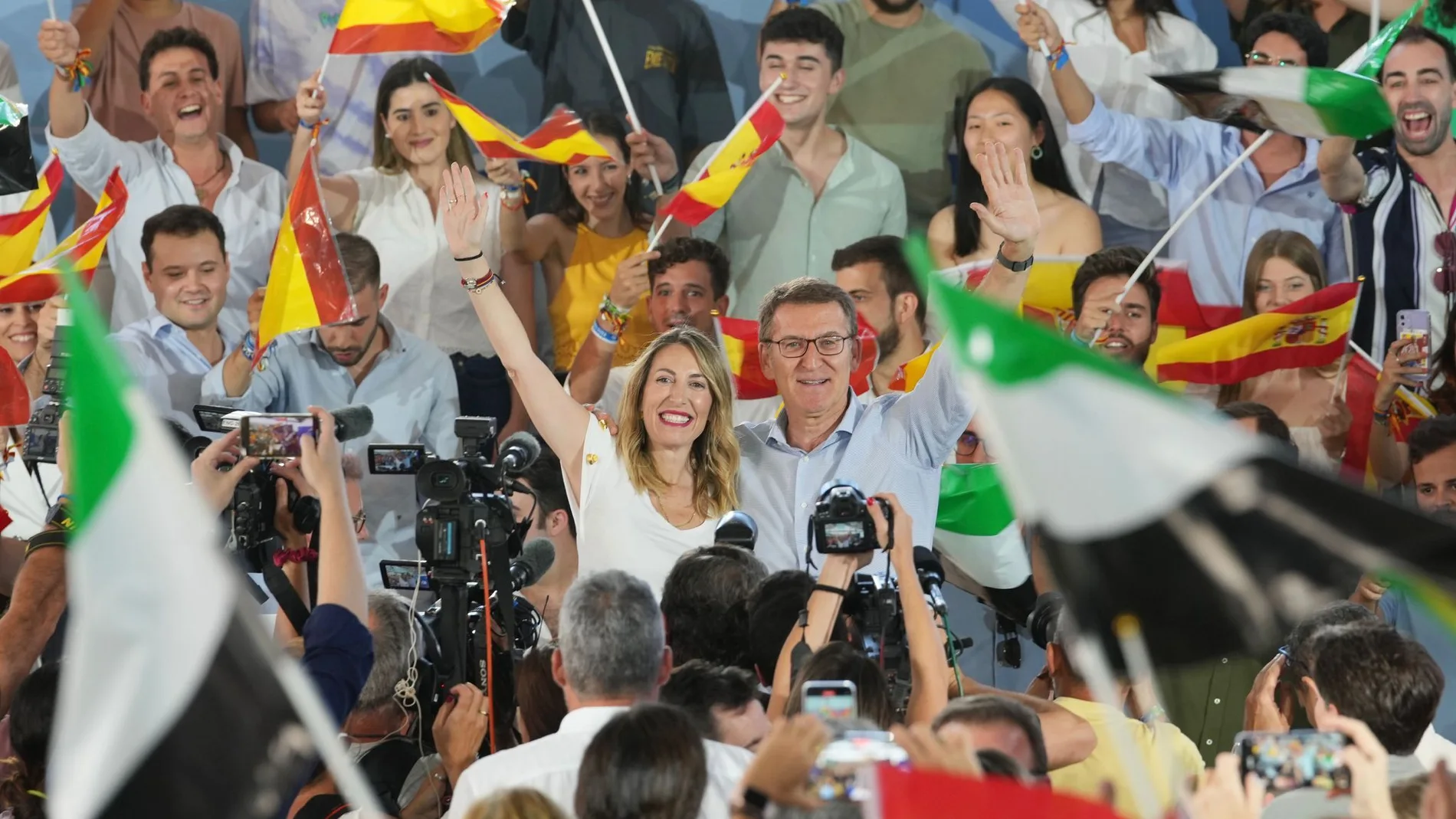 El líder del PP, Alberto Núñez Feijóo y la presidenta de los populares extremeños, María Guardiola en un acto de campaña en Badajoz