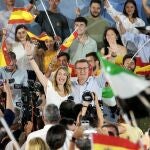 El candidato del PP a la presidencia del Gobierno, Alberto Núñez Feijóo, acompañado por la presidenta de los populares en Extremadura, Maria Guardiola, durante el acto electoral que han celebrado hoy jueves en Badajoz. 