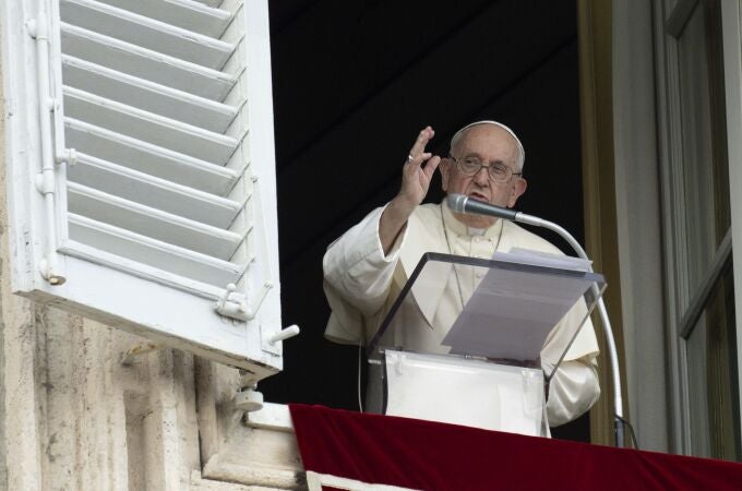 Vatican City (Vatican City State (holy See)), 02/07/2023.- A handout photo made available by the Vatican Media shows Pope Francis leading the Angelus prayer from the window of his office overlooking St. Peter's Square in Vatican City, 02 July 2023. (Papa, Italia) EFE/EPA/VATICAN MEDIA HANDOUT HANDOUT EDITORIAL USE ONLY/NO SALES