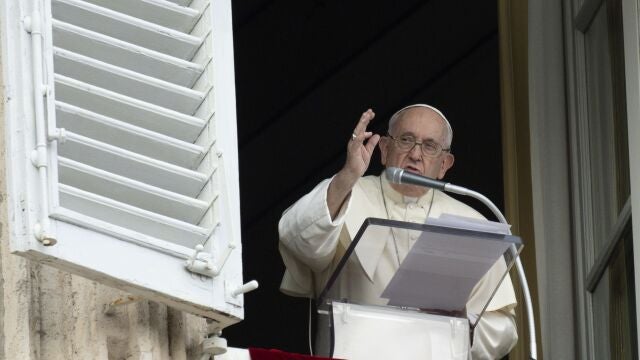 Vatican City (Vatican City State (holy See)), 02/07/2023.- A handout photo made available by the Vatican Media shows Pope Francis leading the Angelus prayer from the window of his office overlooking St. Peter's Square in Vatican City, 02 July 2023. (Papa, Italia) EFE/EPA/VATICAN MEDIA HANDOUT HANDOUT EDITORIAL USE ONLY/NO SALES