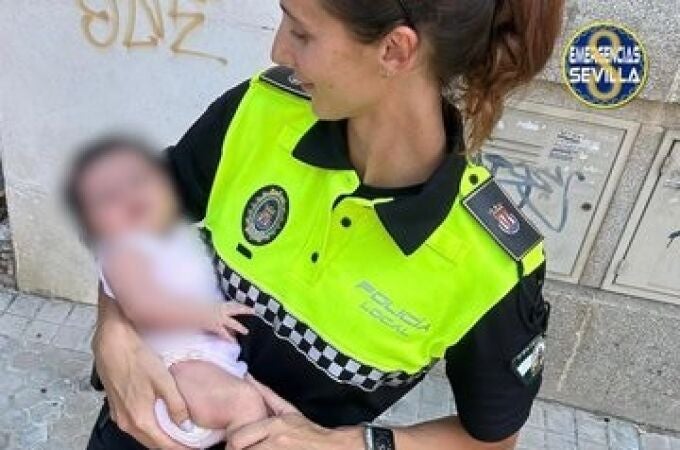 Sevilla.- Sucesos.- Rescatada una bebé atrapada dentro del coche de su madre al sol al dejar ella las llaves dentro