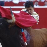  El torero Leo Valadez durante la faena a su primero de la tarde en el festejo taurino de esta tarde en la Plaza de Toros de Pamplona de la Feria del Toro de los Sanfermines 2023.