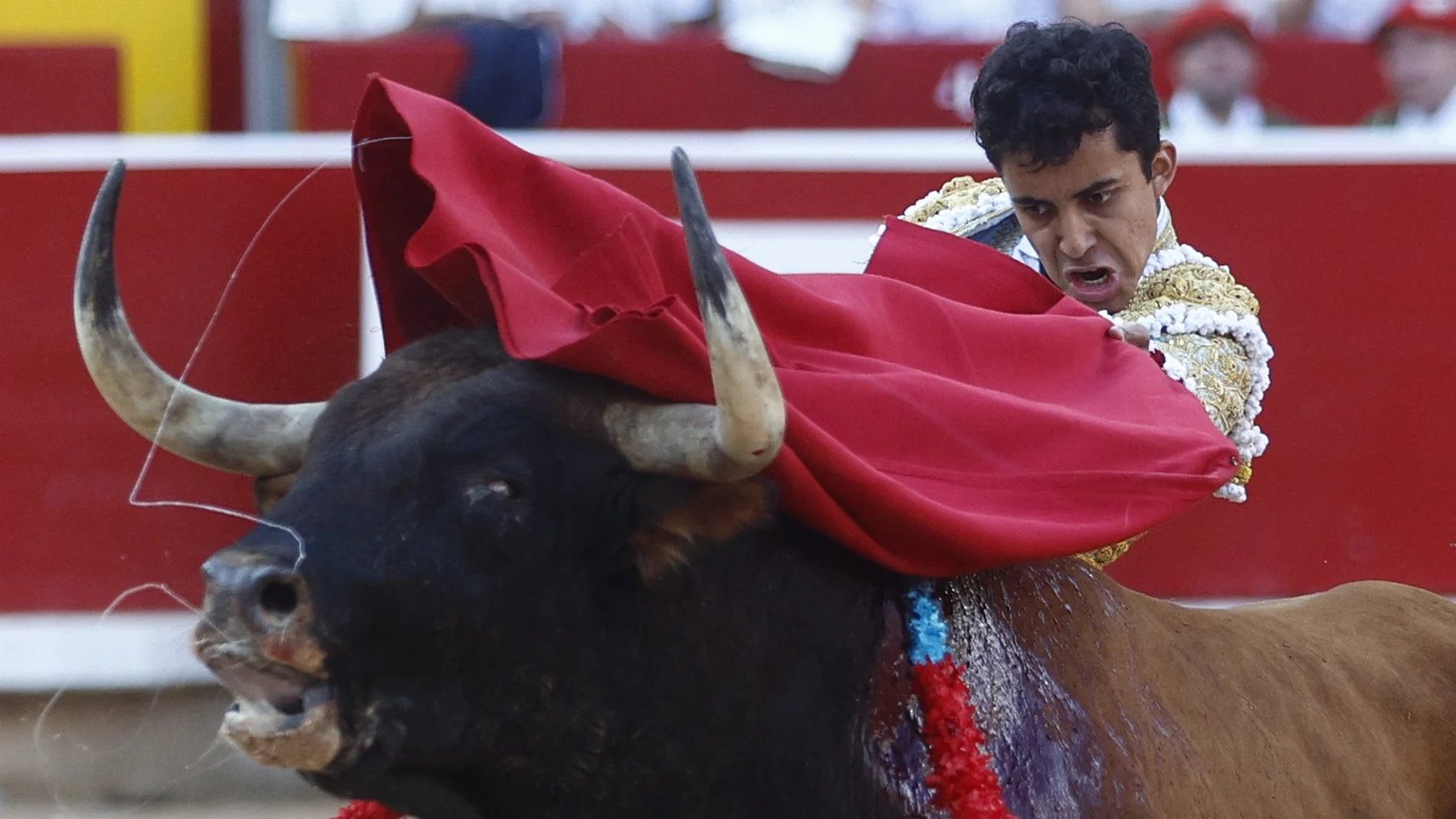 El torero Leo Valadez durante la faena a su primero de la tarde en el festejo taurino de esta tarde en la Plaza de Toros de Pamplona de la Feria del Toro de los Sanfermines 2023.