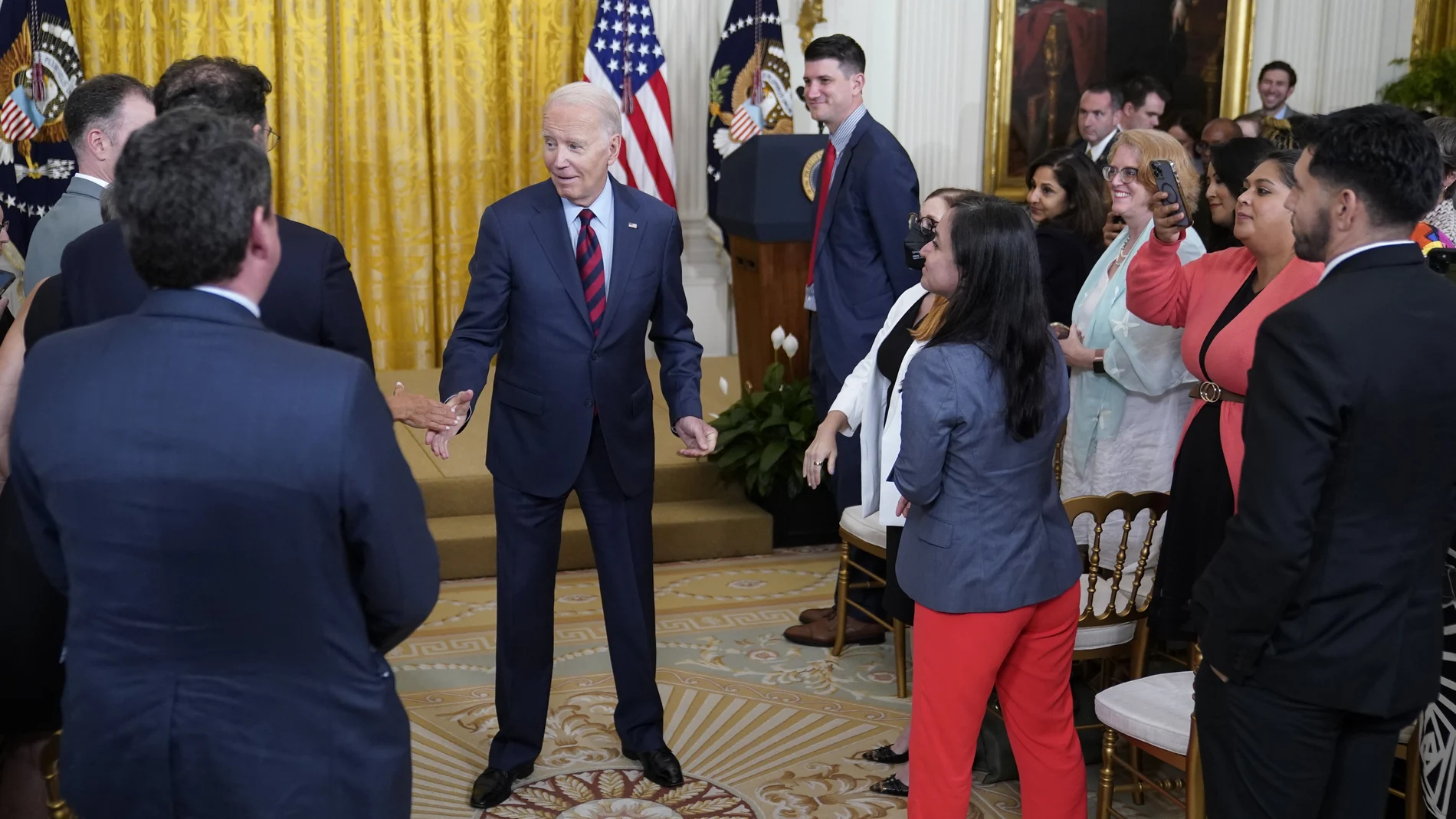 El presidente de EE UU, Joe Biden, saluda a los asistentes a un discurso sobre sanidad celebrado ayer en el Ala Este de la Casa Blanca