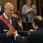 El socialista José Antonio Díez recibe el bastón de mando del Ayuntamiento de León