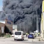 Importante incendio en una nave industrial de embutidos en Bembibre