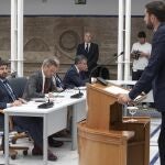 El portavoz de Vox en el Parlamento murciano, José Ángel Antelo (d), ante el presidente en funciones de la Comunidad de Murcia, Fernando López Miras, interviene durante la segunda sesión del pleno de su investidura, este viernes en la Asamblea Regional en Cartagena. 