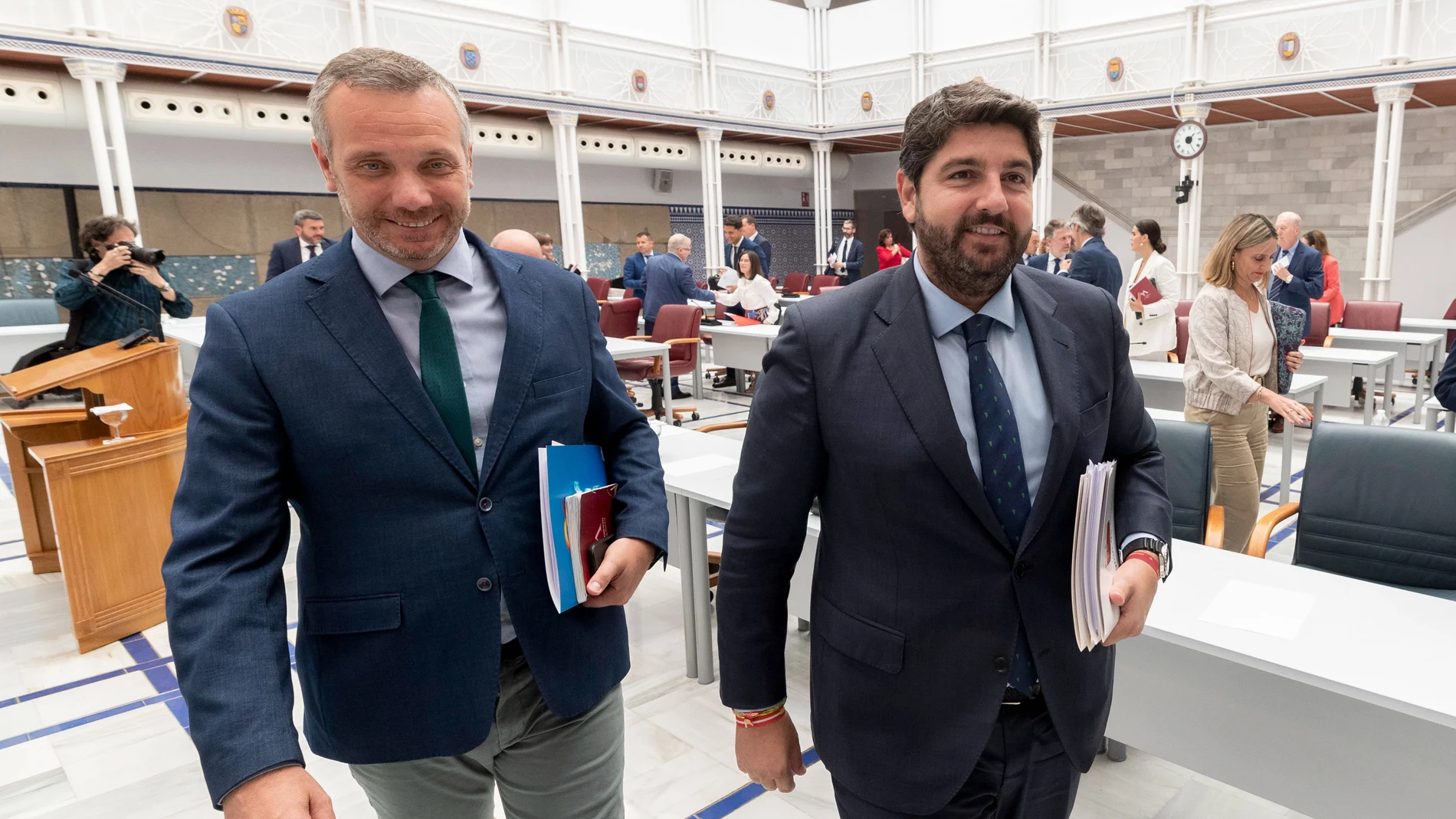 El presidente en funciones de Murcia, Fernando López Miras (d) acompañado por el portavoz del PP en el parlamento murciano, abandona el salón de plenos tras la finalización de la segunda sesión del pleno de su investidura, este viernes en la Asamblea Regional de Murcia en Cartagena.